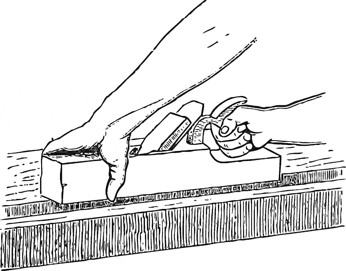 Рубанок в руках на поверхности дерева