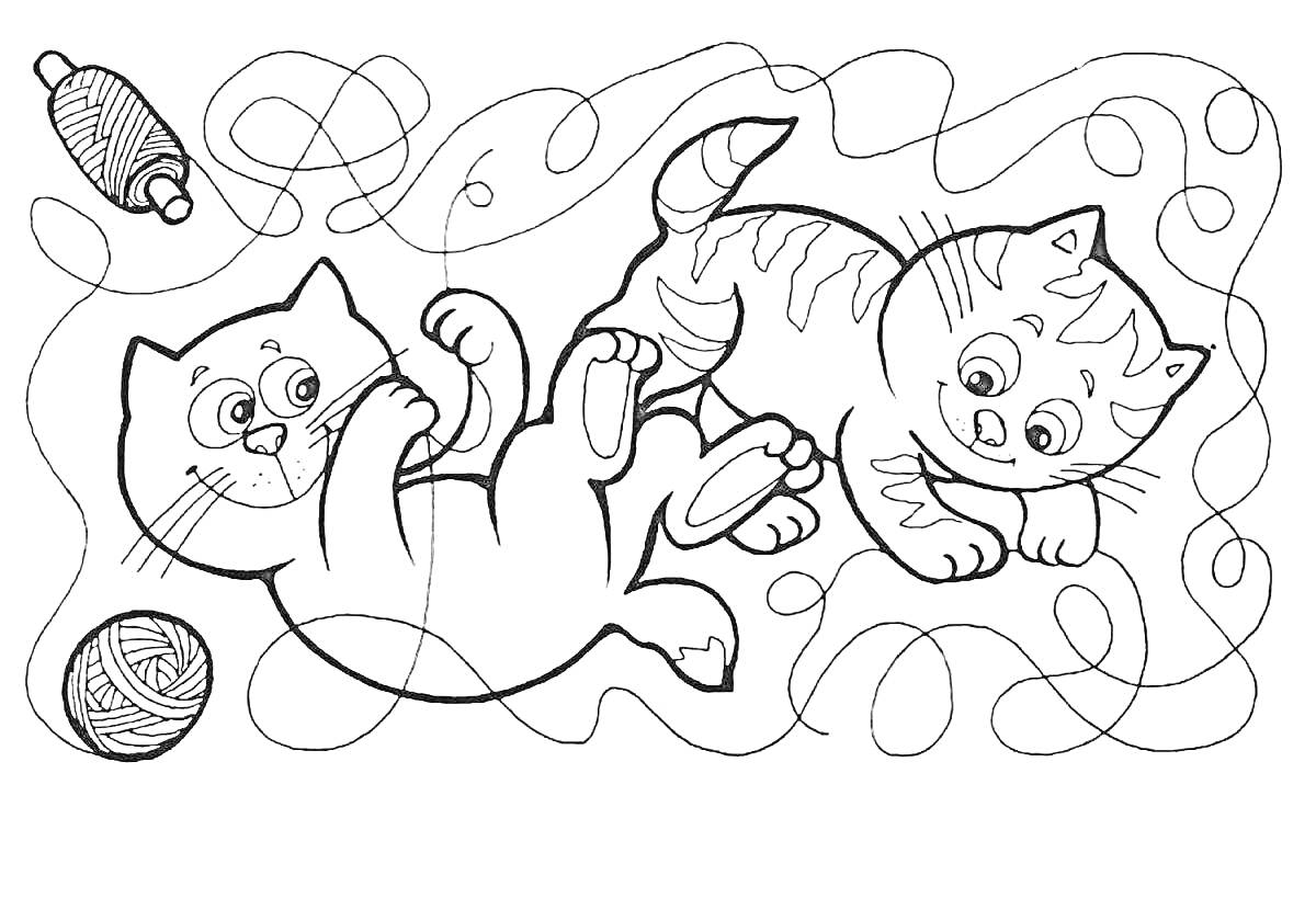 Раскраска Два котенка играют с клубками ниток