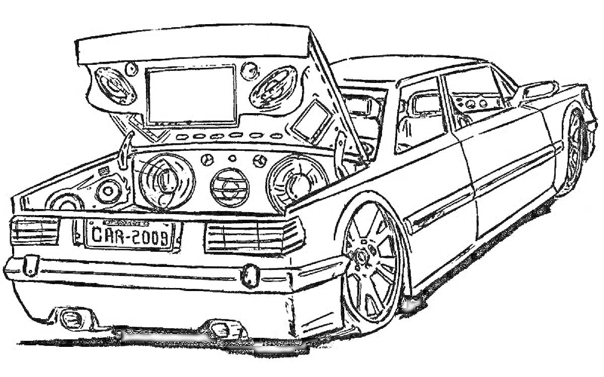 Машина с открытым багажником, оборудованным аудиосистемой