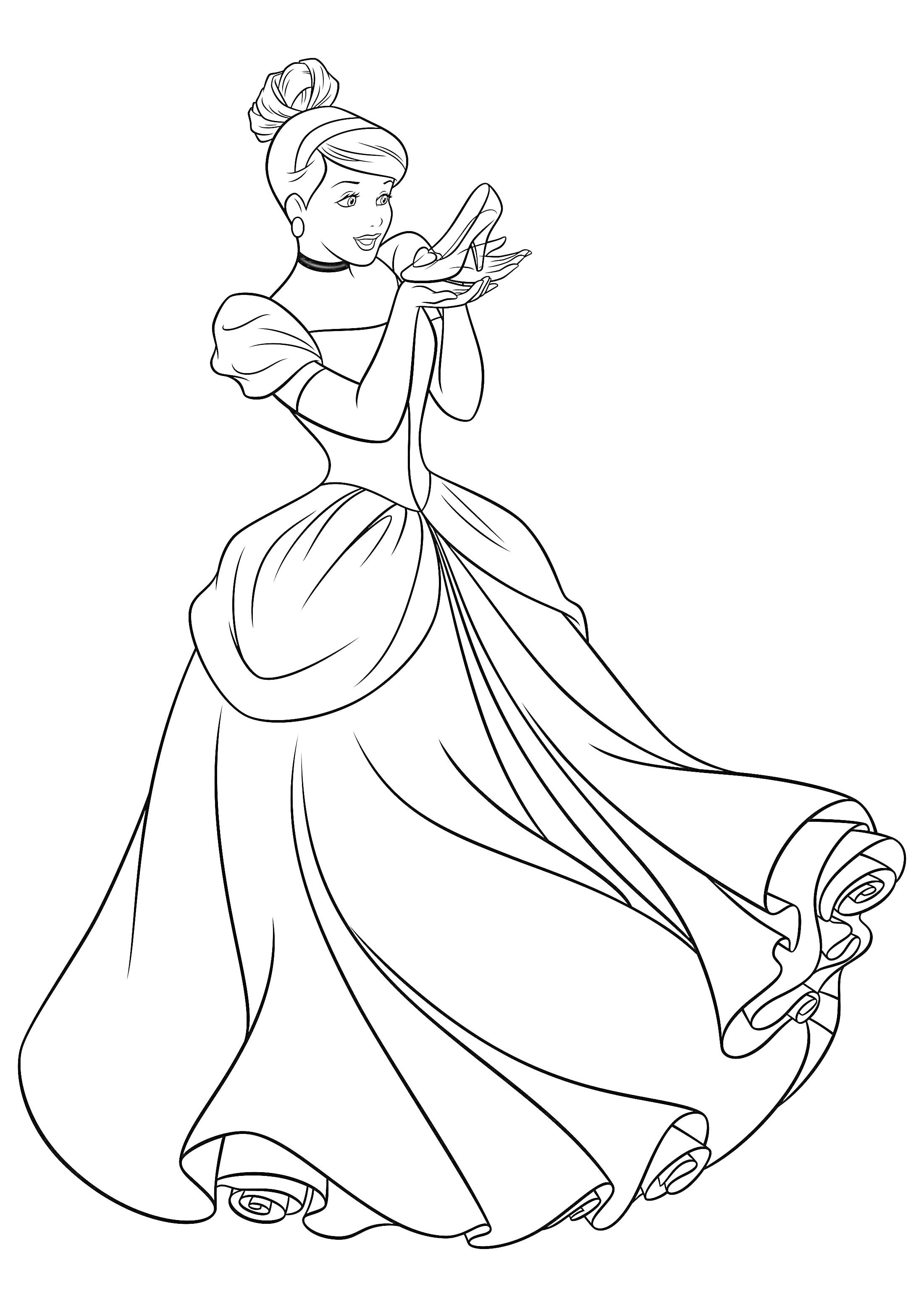 Раскраска Принцесса держит туфельку, длинное платье, волосы собраны в пучок