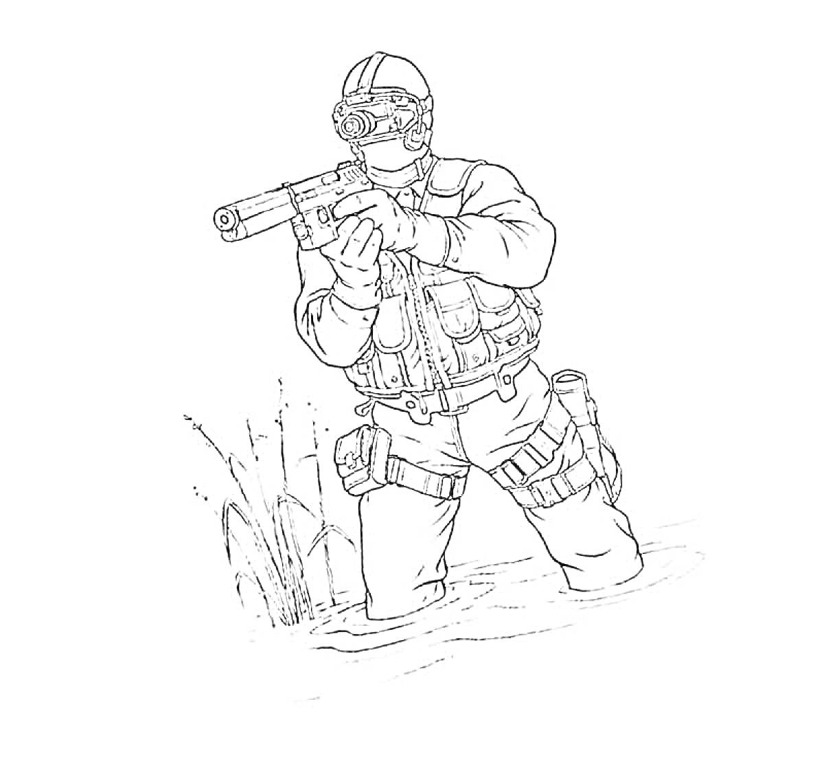 Спецназовец в боевом снаряжении с автоматом в засаде на болотистой местности