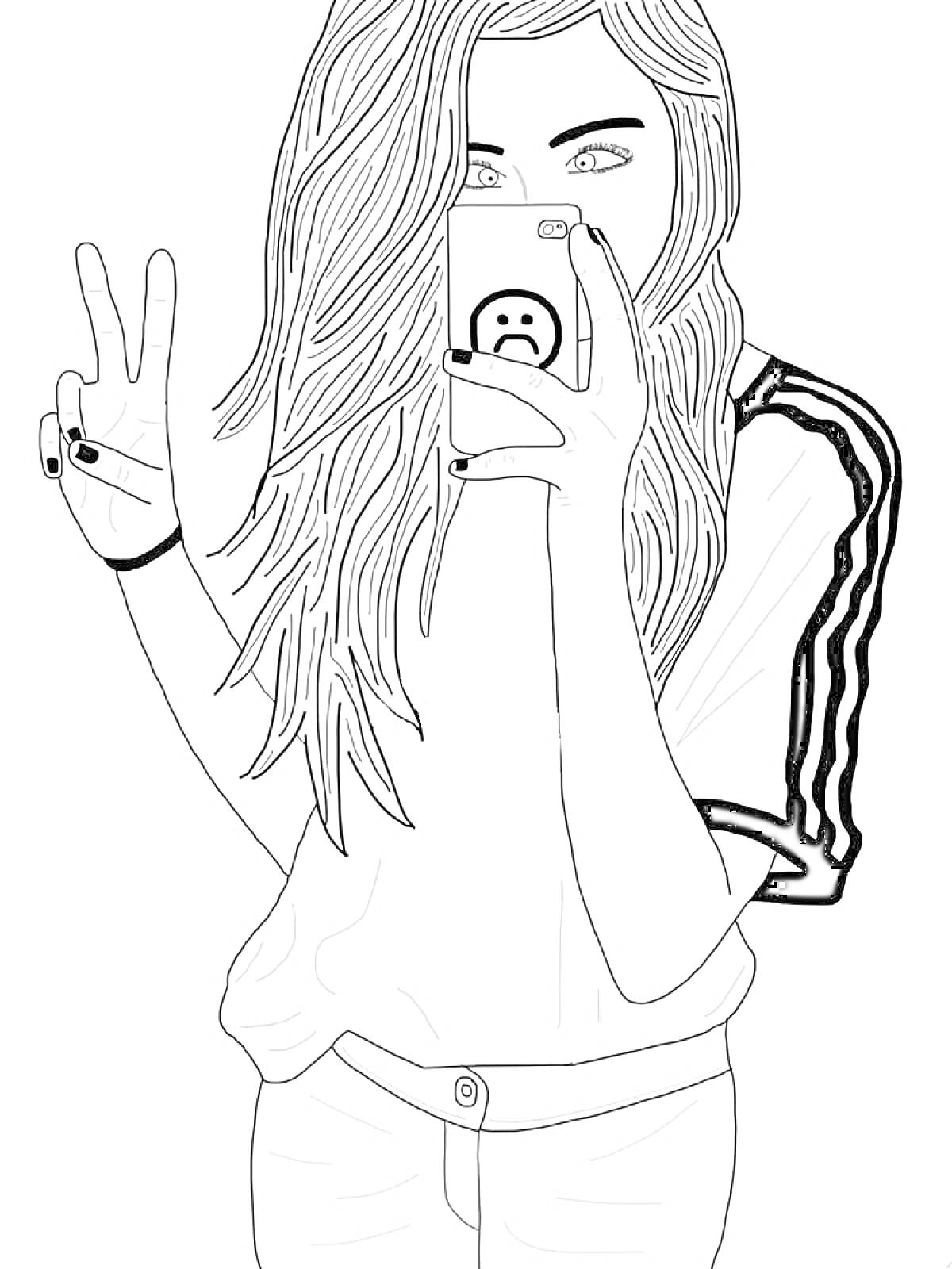 Девочка с длинными волосами в спортивной футболке, делающая селфи с телефоном и показывающая знак мира
