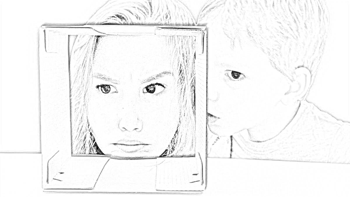 лицо девушки в квадрате из картона и мальчик, заглядывающий в коробку