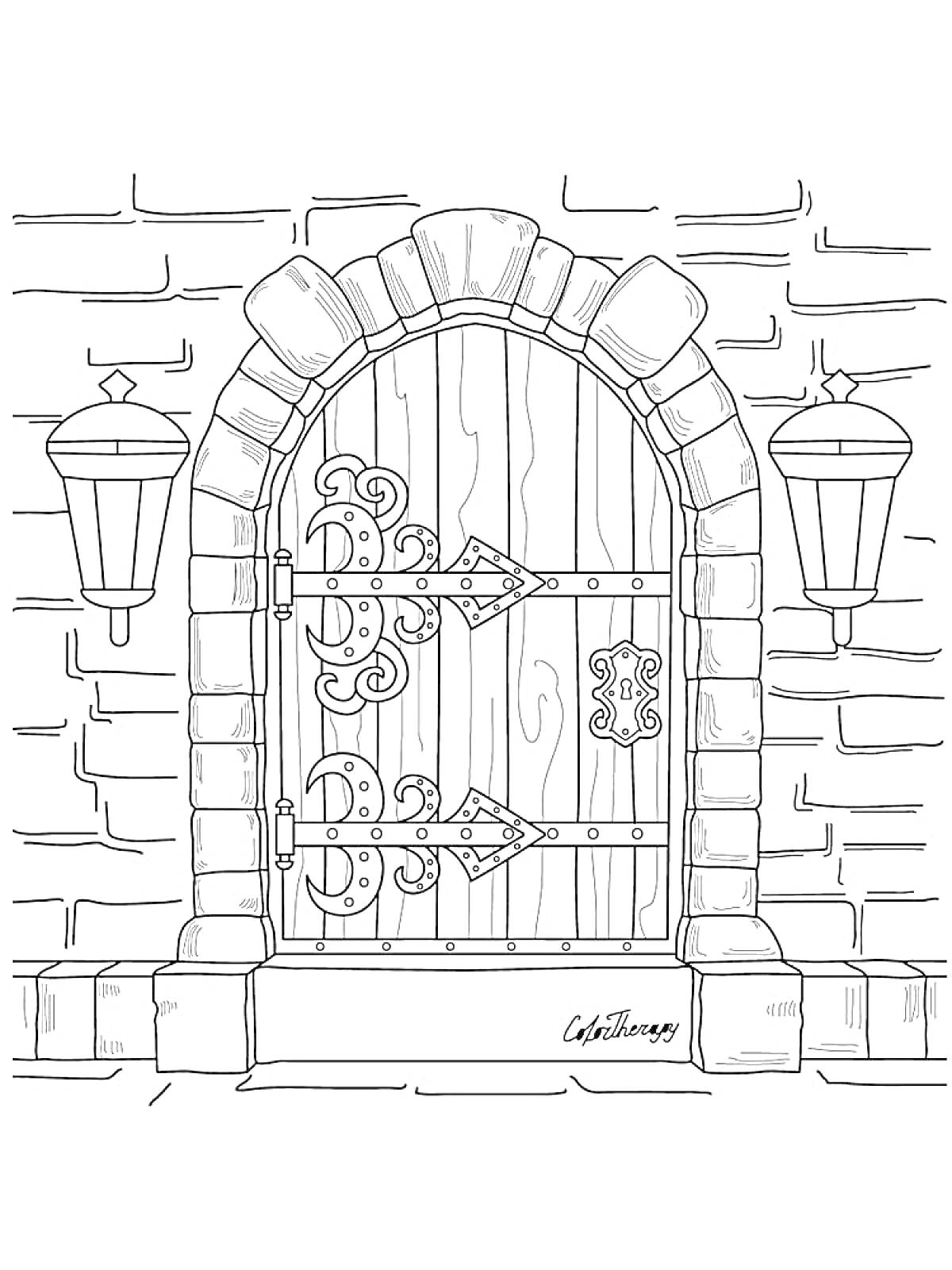 Деревянная арочная дверь с металлическими декоративными петлями, фонарями и кирпичной кладкой