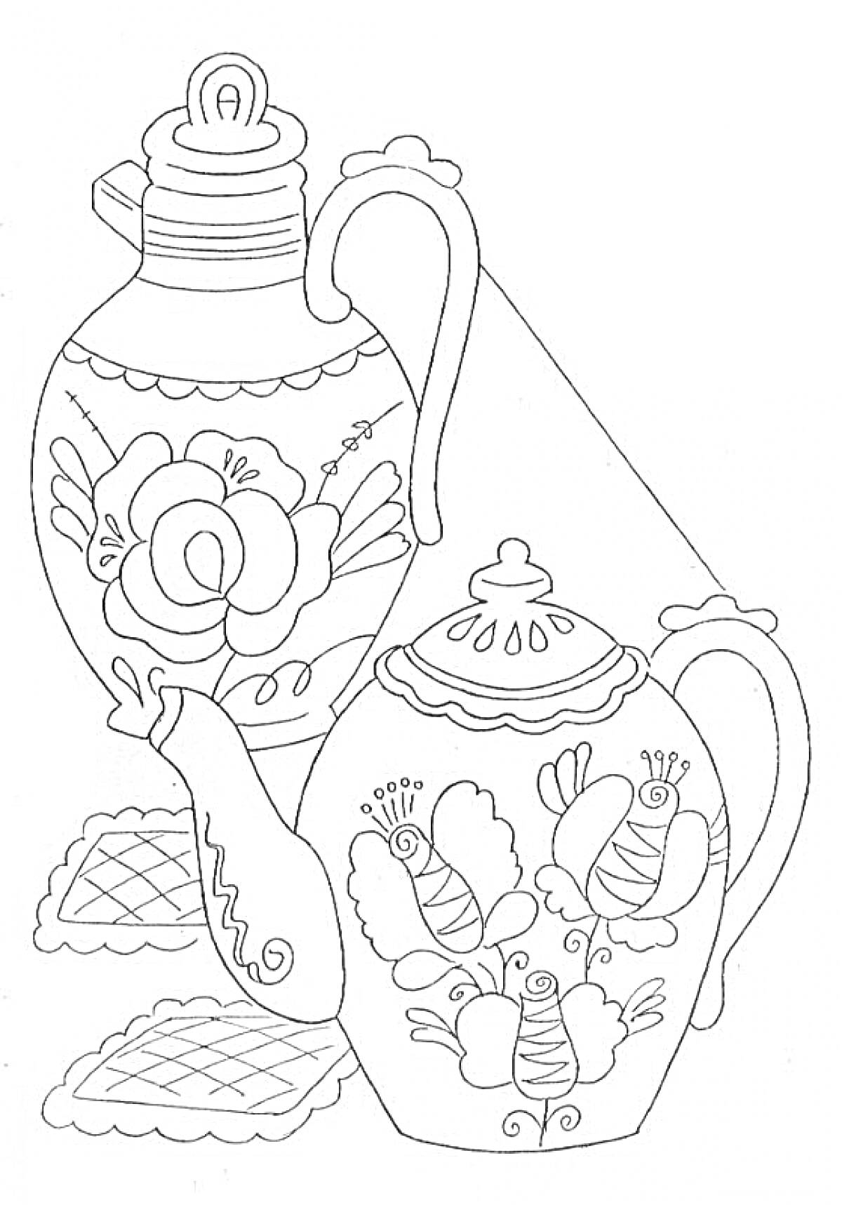 Два чайника с цветочными и бабочковыми узорами на салфетках