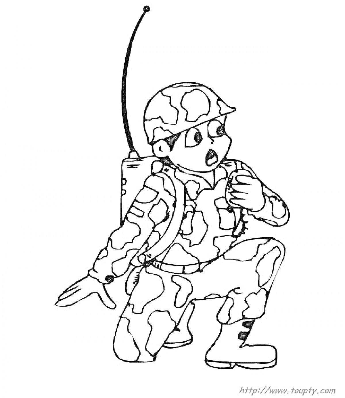 Раскраска солдат с радиостанцией на коленях в камуфляже