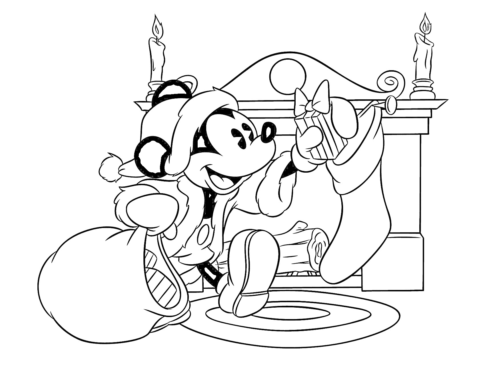 Раскраска Микки Маус в новогоднем костюме развешивает новогодние носки у камина, рядом лежит мешок с подарками, на камине стоят две горящие свечи