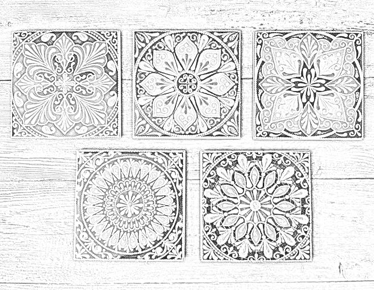 Раскраска пять керамических плиток ручной работы с цветочными и геометрическими узорами на деревянной поверхности