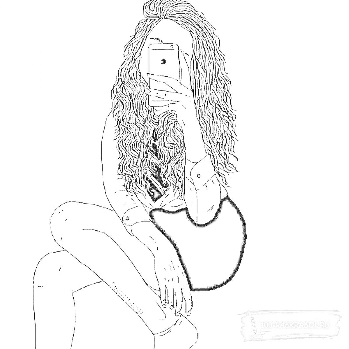 Раскраска Девушка с длинными волосами, сидящая на стуле и делающая селфи