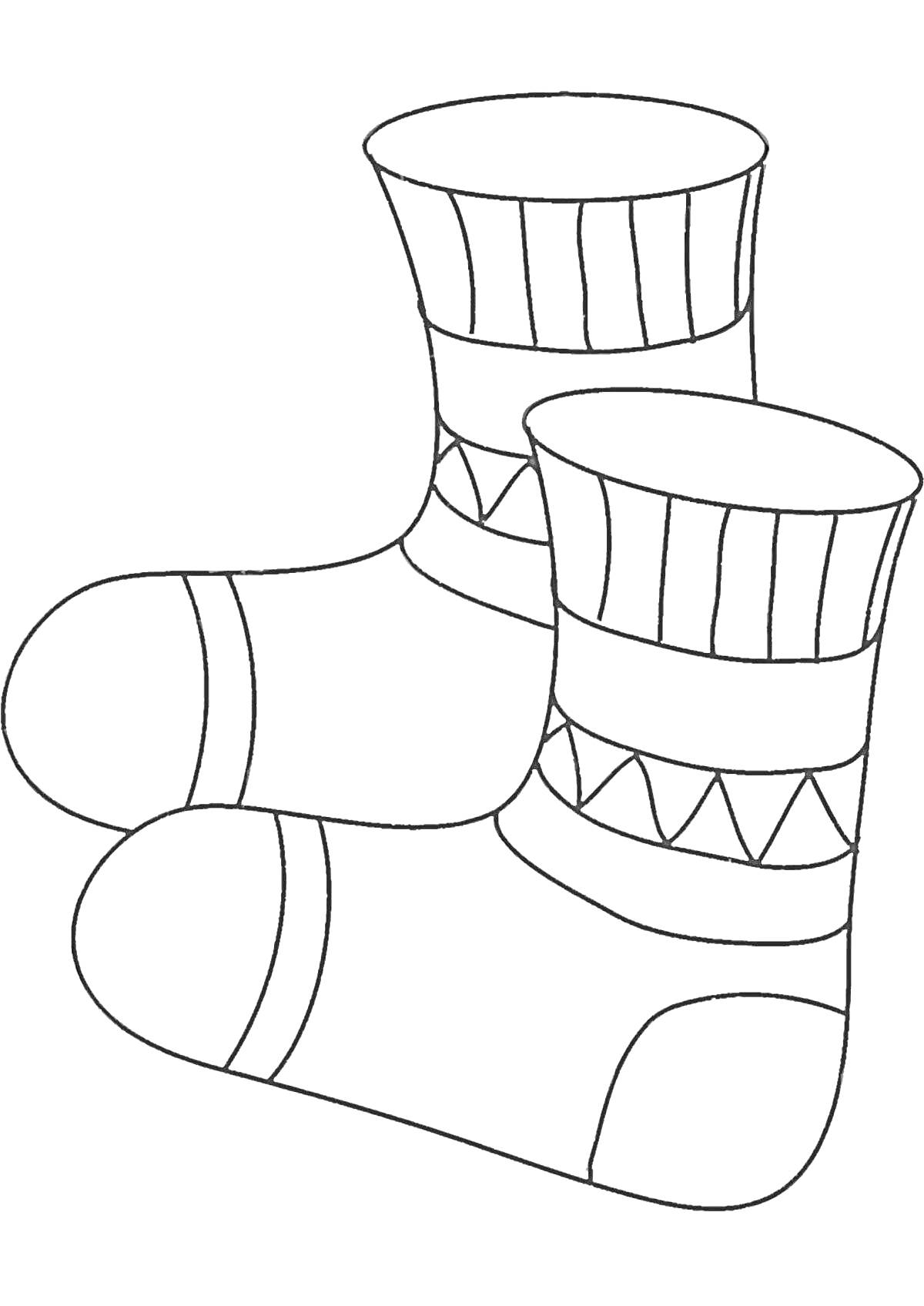 Раскраска Пара носок с узором (линии и треугольники)