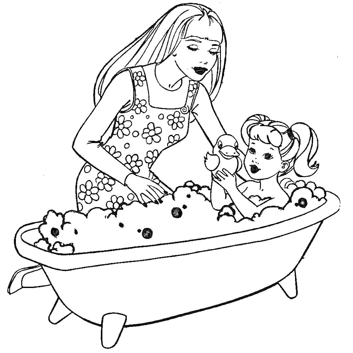 Мама помогает дочке купаться в ванне с пеной и игрушками