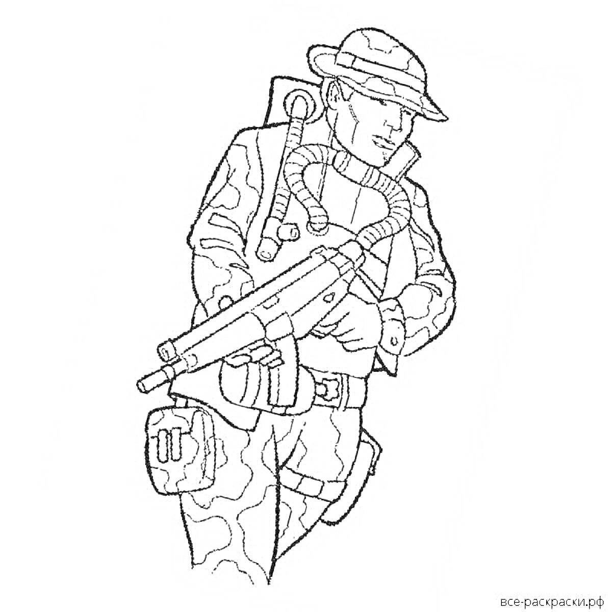 Раскраска Солдат с автоматом, в камуфляжной форме, шляпе, с рюкзаком и боеприпасами