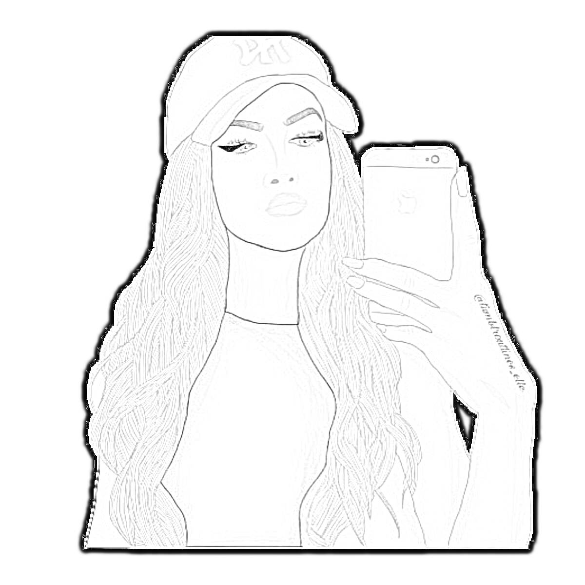 Девушка с длинными волосами в кепке, делающая селфи на iPhone