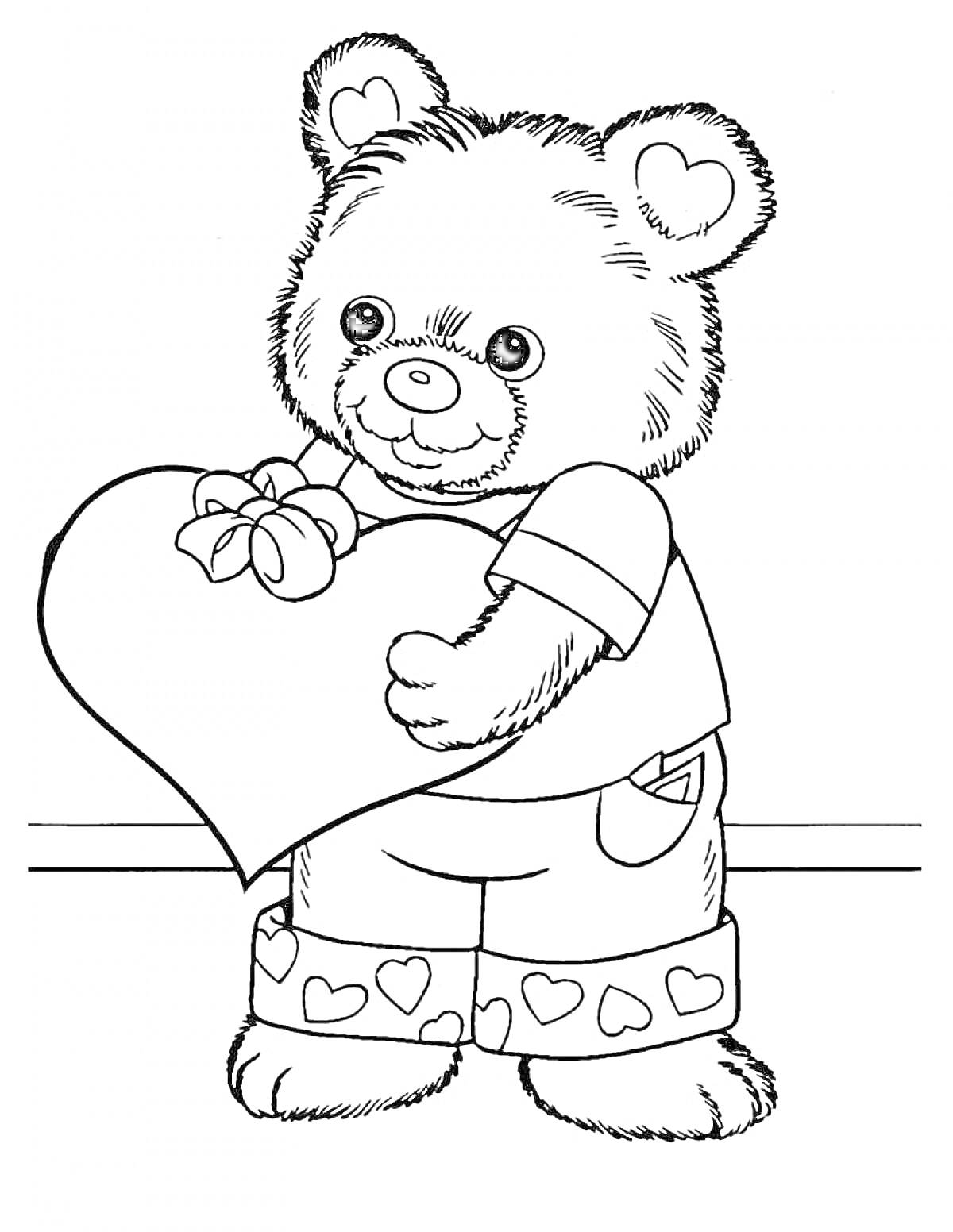 Раскраска Медвежонок с сердцем, в футболке и штанах с сердечками