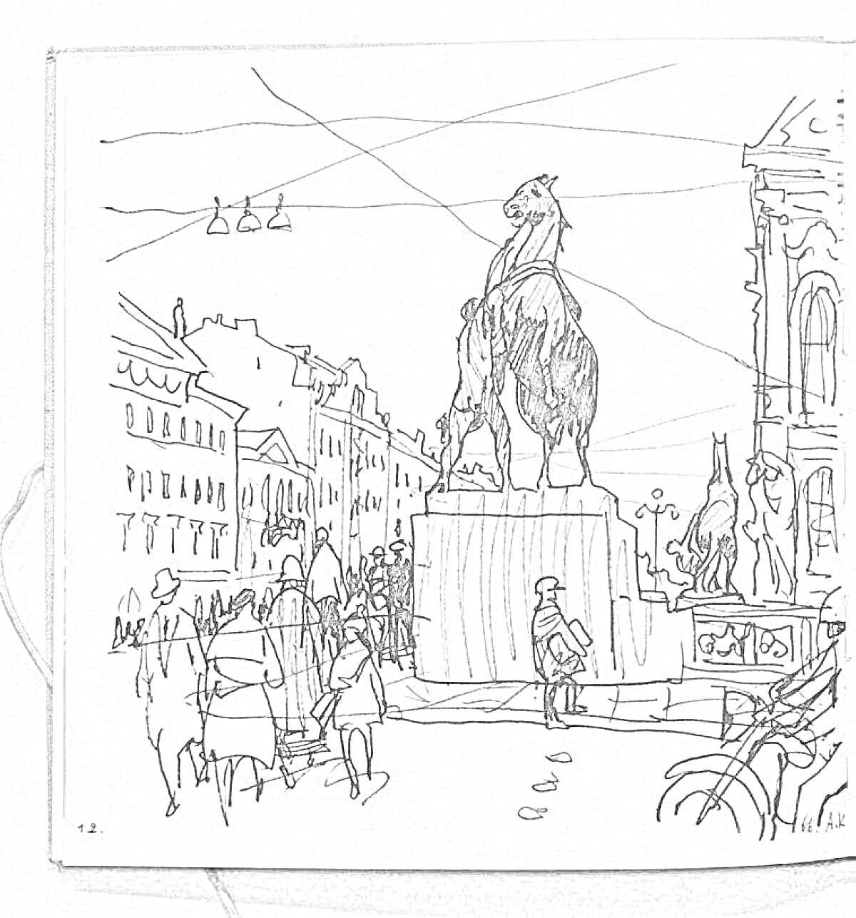 Конная статуя на городской площади, окруженная пешеходами и зданиями