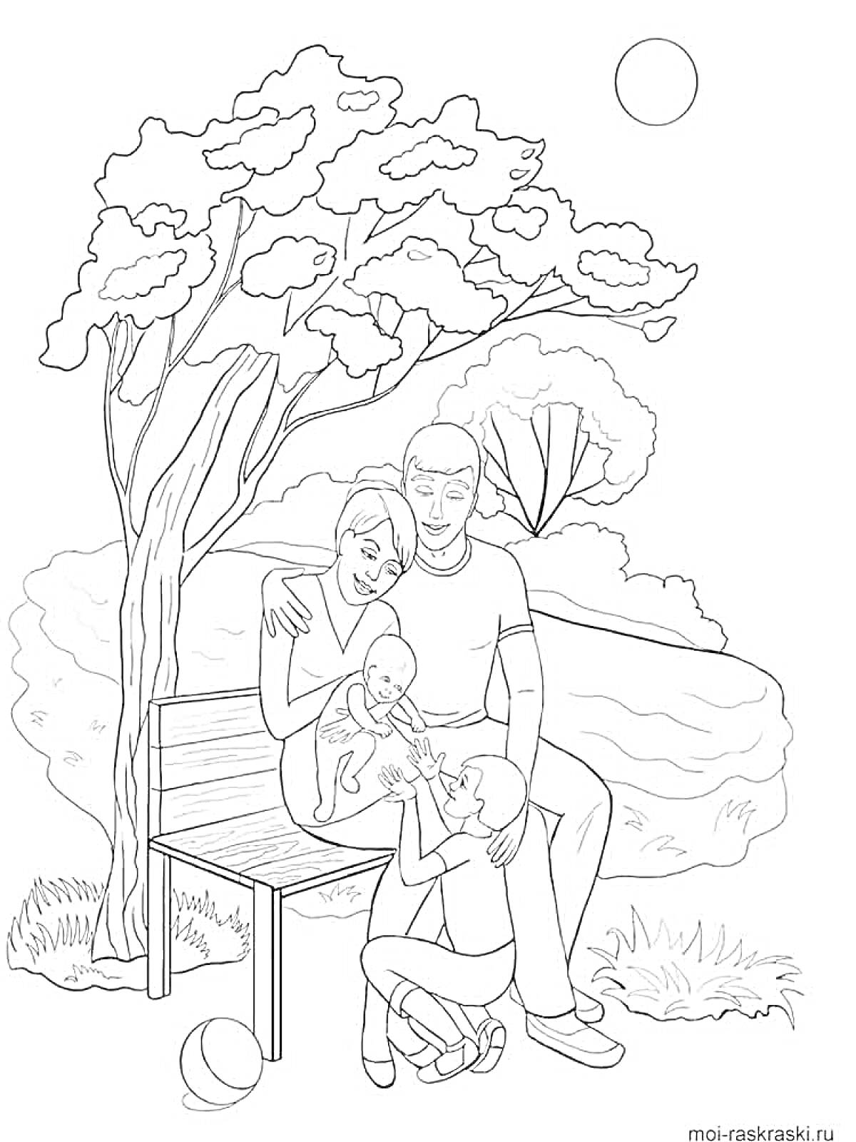 Раскраска Семья на прогулке: родители сидят на скамейке с младенцем на руках и ребенок стоит рядом, дерево, солнце, кусты и мяч на траве