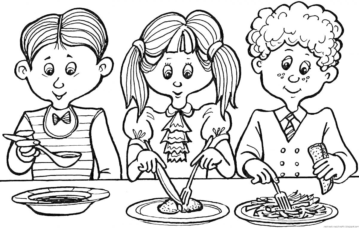 Раскраска Дети за столом, едят разные блюда, один мальчик с ложкой и тарелкой супа, девочка использует вилку и нож, другой мальчик держит кукурузу и вилку