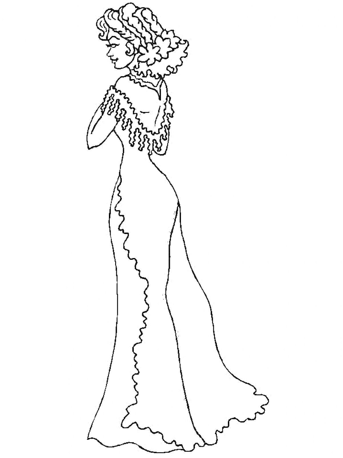 Женщина в длинном платье с кружевным узором