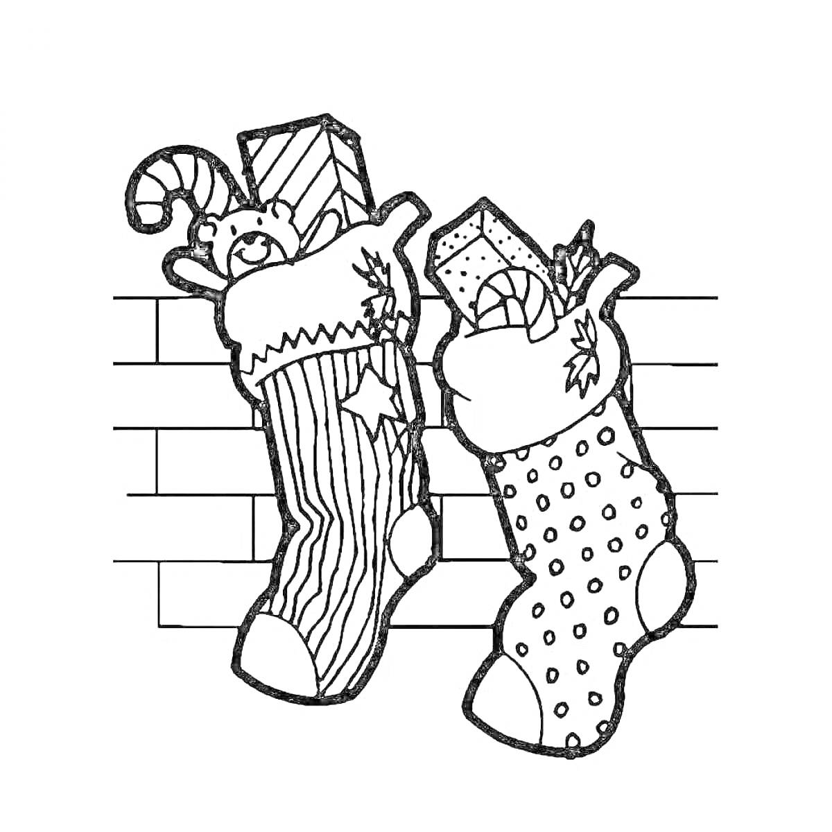Раскраска Рождественские носки с конфетами, подарками, мишкой и ветвями на фоне кирпичной стены