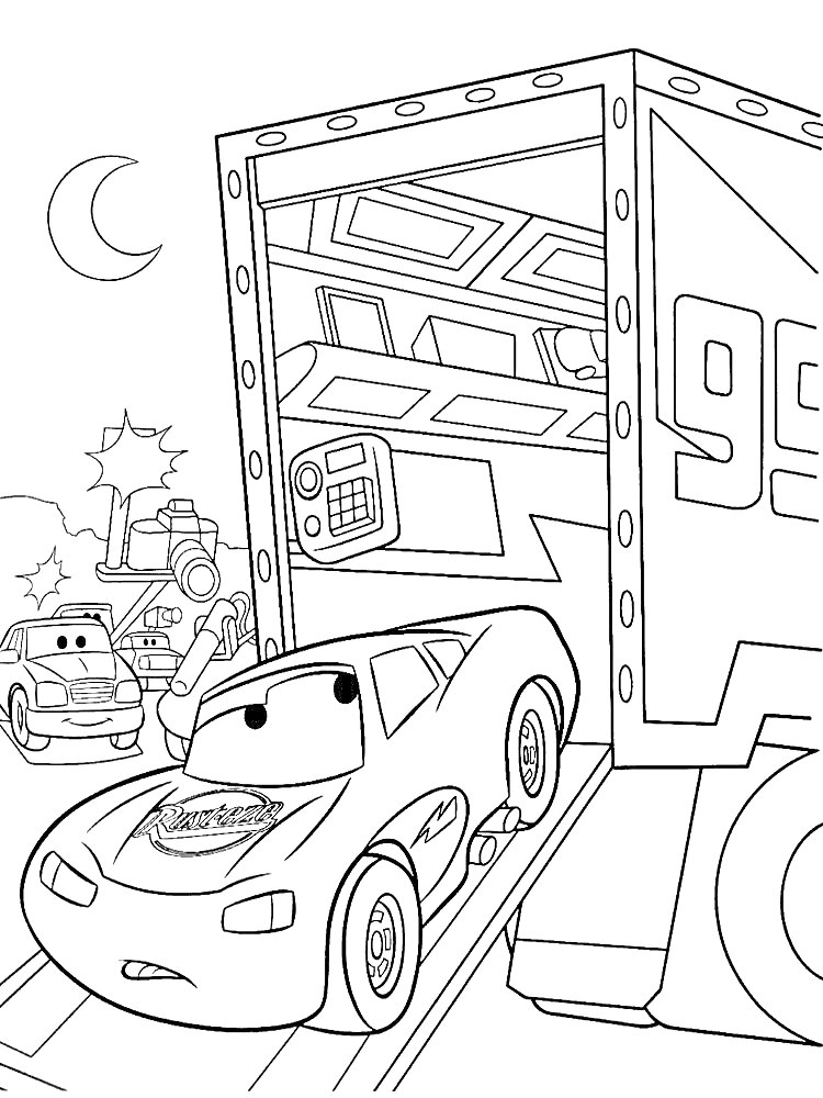 Раскраска Молния Маквин заезжает в трейлер, на заднем плане полицейская машина и пикап с проблесковыми маячками на дороге ночью