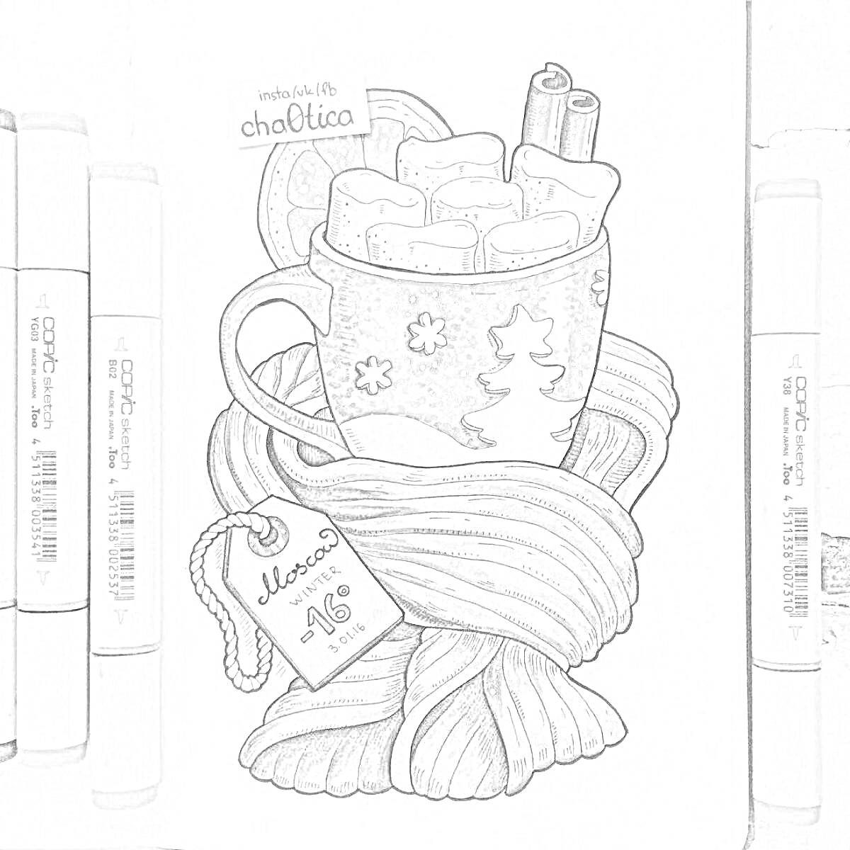 Раскраска Кружка с какао, украшенная елочкой, палочками корицы и маршмеллоу, обернутая шарфом, с биркой 