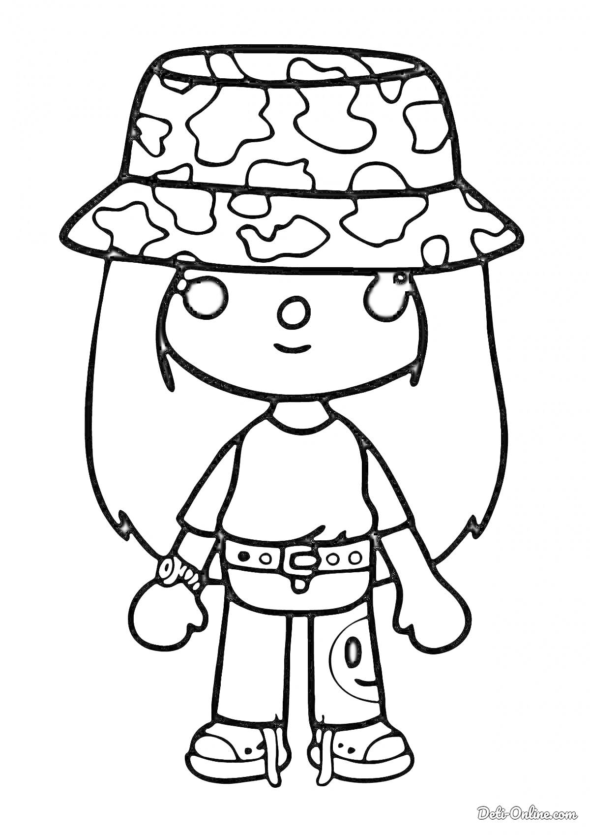 Раскраска Девочка с длинными волосами в панамке с камуфляжным узором, футболкой, поясом с пряжкой и джинсами с рисунком, держащая маленький предмет в руке