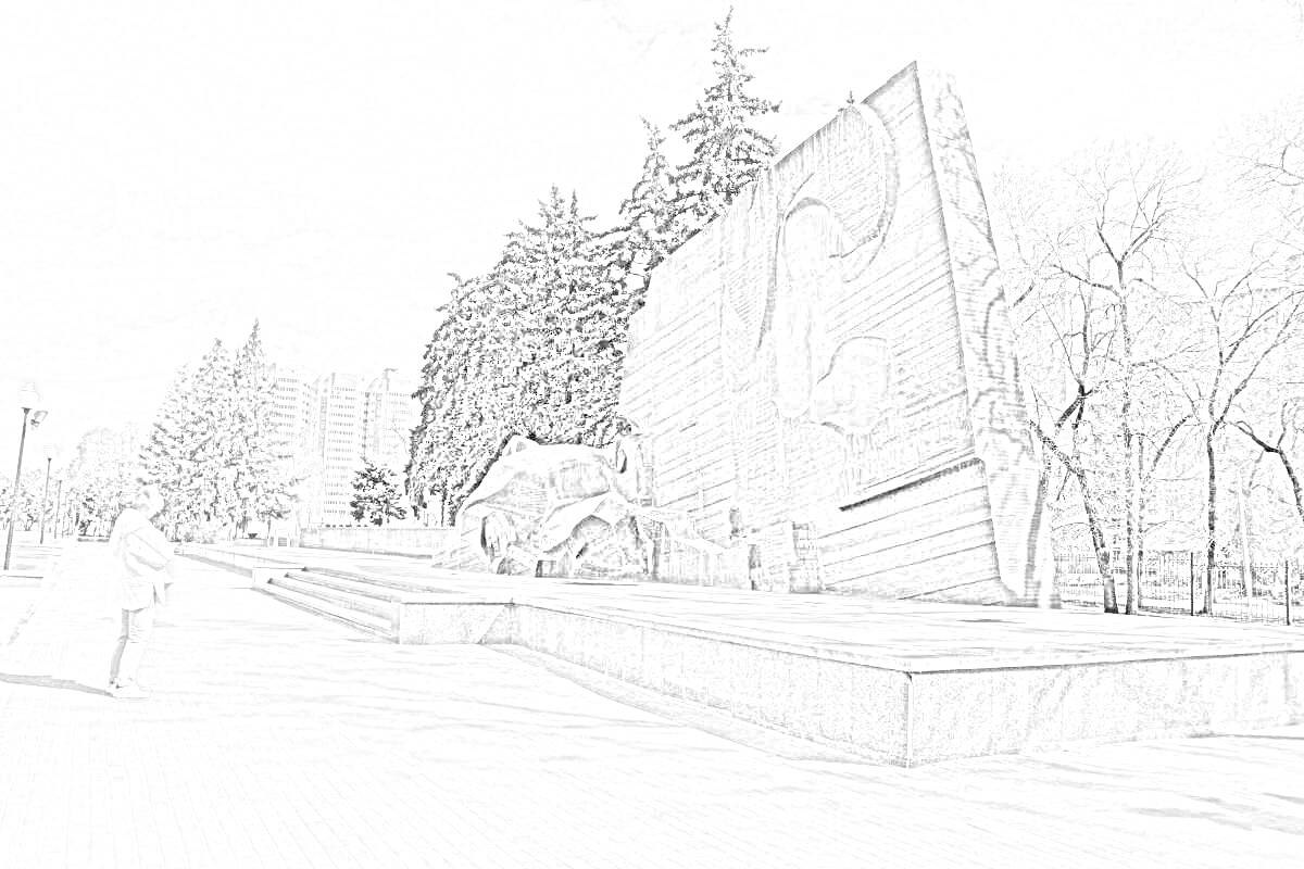 Раскраска Памятник Славы в Воронеже, массивная стела с рельефными изображениями, человек стоит на тротуаре слева, деревья и высотные здания на заднем плане.