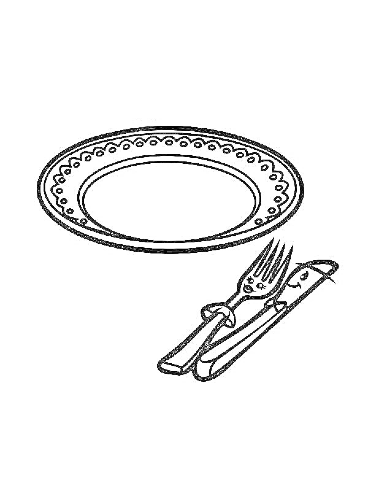 Раскраска Тарелка с узором, вилка и нож на салфетке