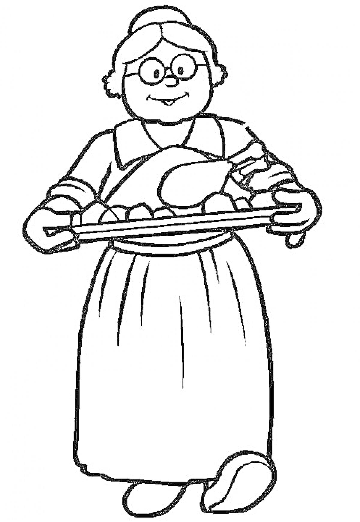 Бабушка с очками в платье и фартуке, держит поднос с приготовленной курицей и овощами