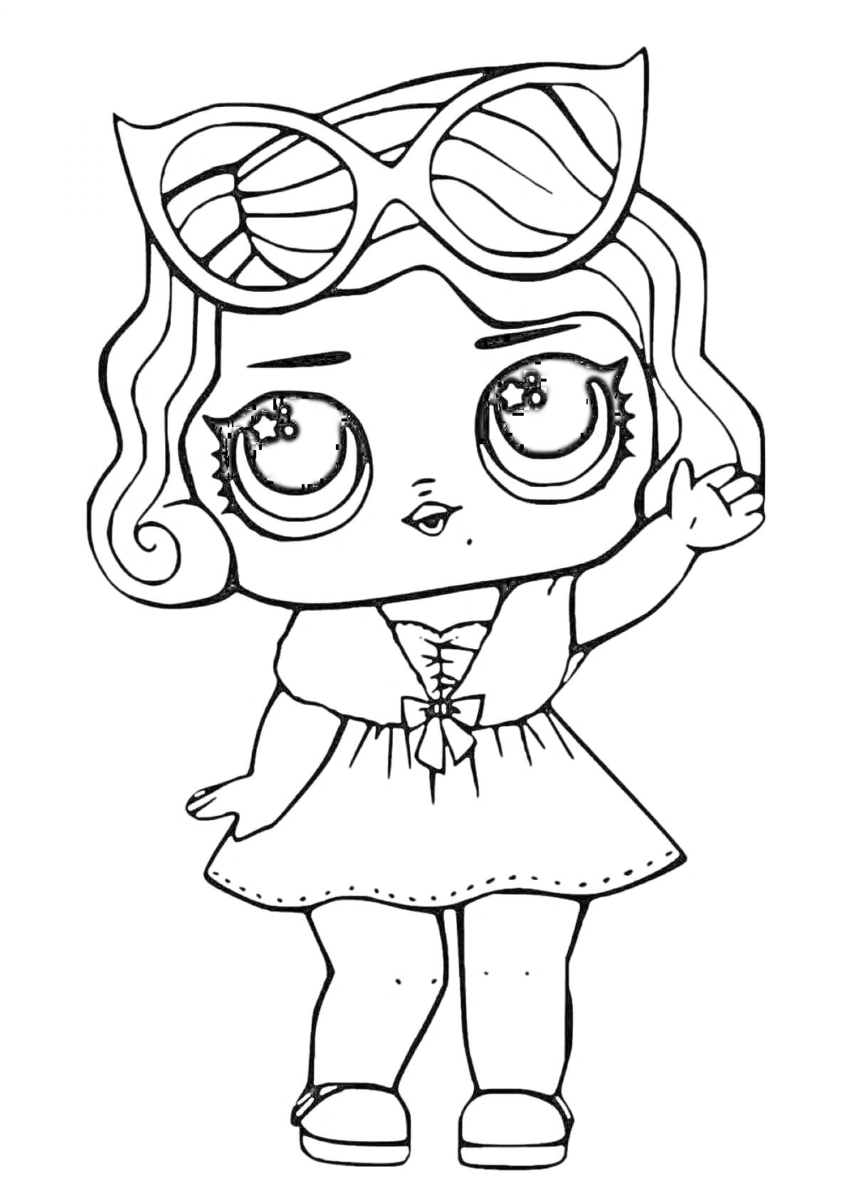 Раскраска Кукла ЛОЛ с распущенными волосами, в платье и с большими солнцезащитными очками, машущая рукой.