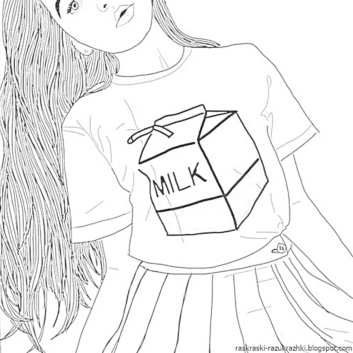 Девочка с длинными волосами в футболке с принтом 