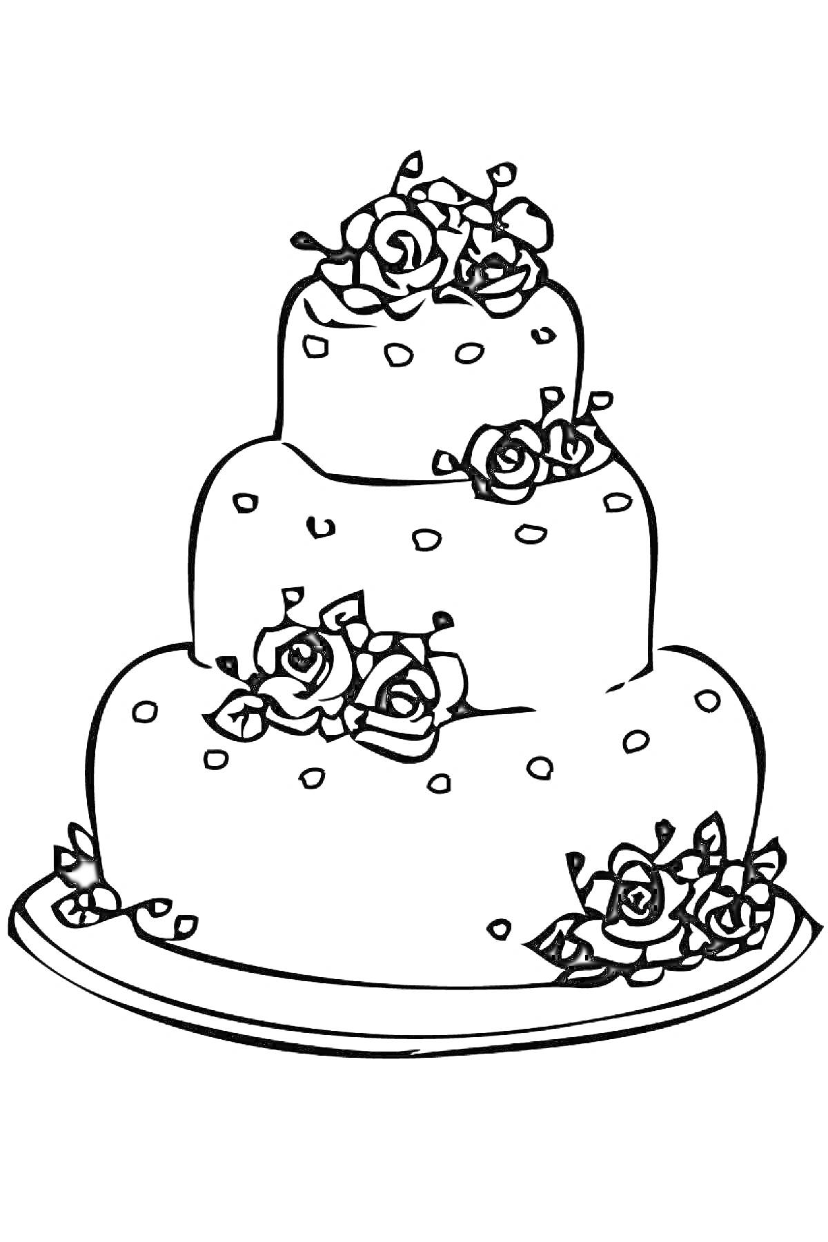 Трехуровневый торт с кремовыми розами на тарелке