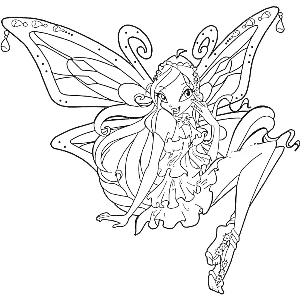 Раскраска Фея Винкс с длинными волосами и крыльями, сидящая на одной ноге, с изогнутыми крыльями и украшениями