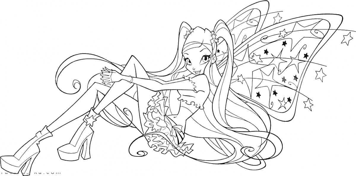Феечка Винкс с длинными волосами, сидящая на земле, в короткой юбке и топе, с большими крыльями, украшенными звездами и бабочками.