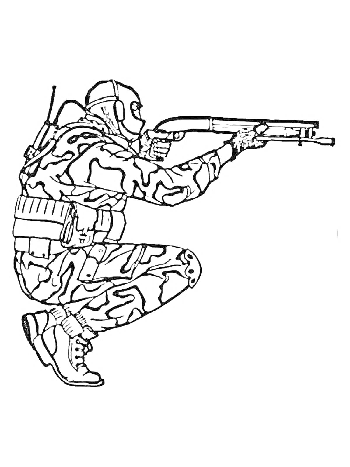 Раскраска Солдат в камуфляже с автоматом в позиции стрельбы на колене
