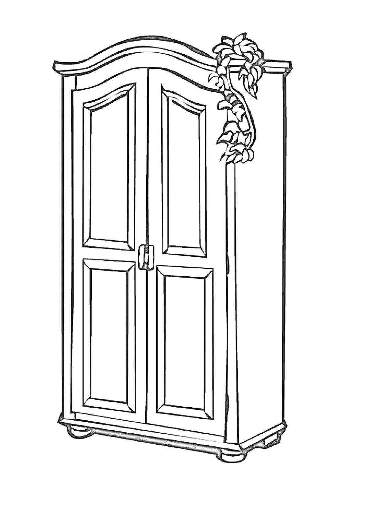Шкаф с дверцами, украшенными резьбой, рядом с вьющимся растением