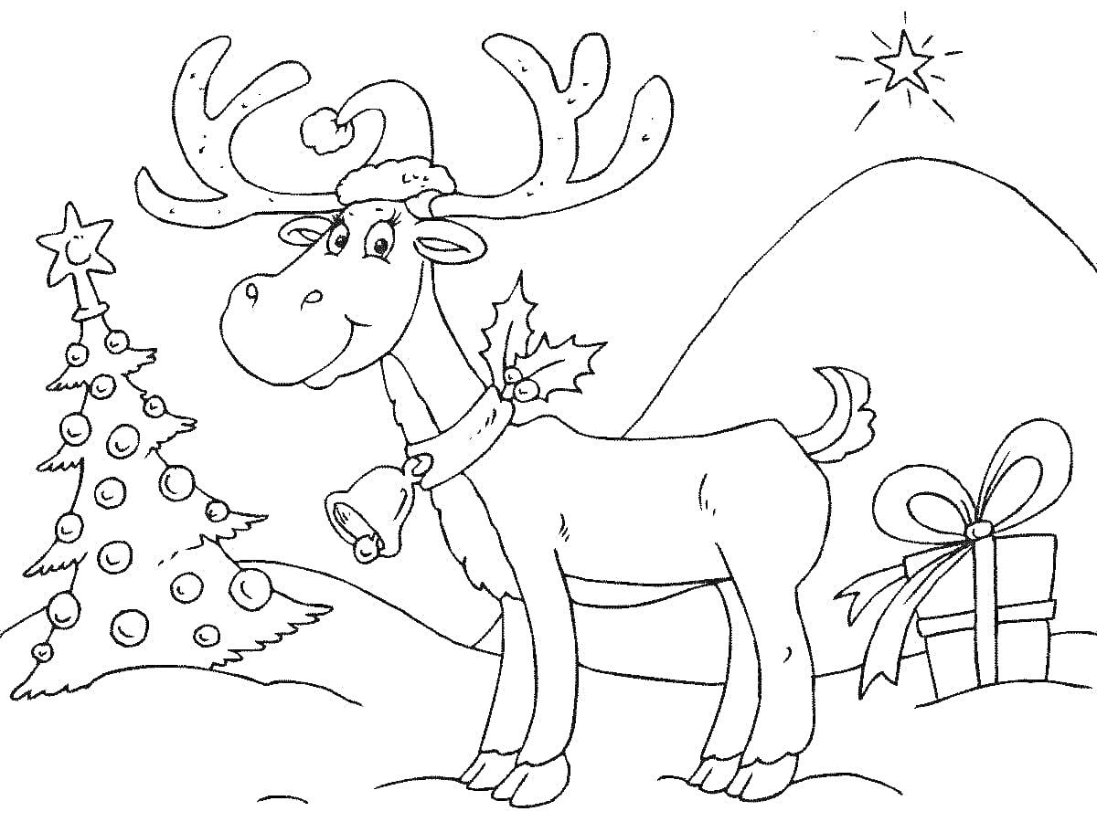 Раскраска новогодний олень с колокольчиком на шее, в шапке Санта Клауса, рядом с ёлкой и подарком на фоне горы и звезды на небе