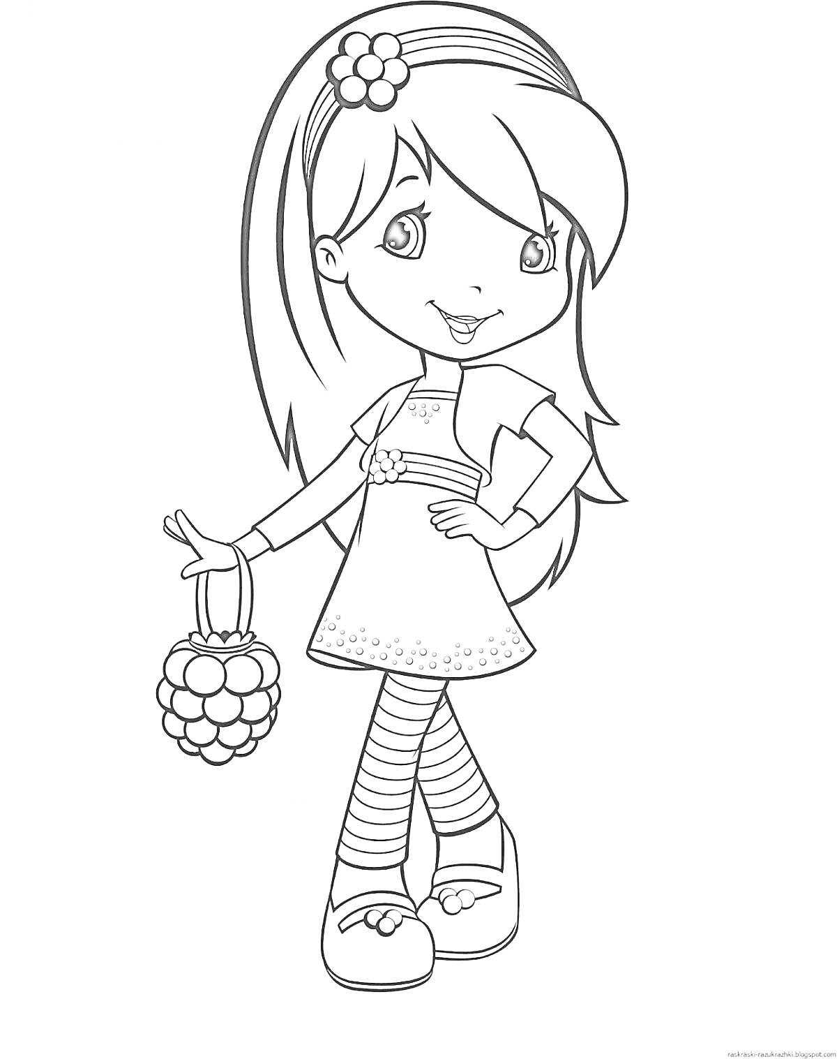Девочка с длинными волосами и повязкой с цветком, платье, полосатые леггинсы, сумка с украшением из ягод