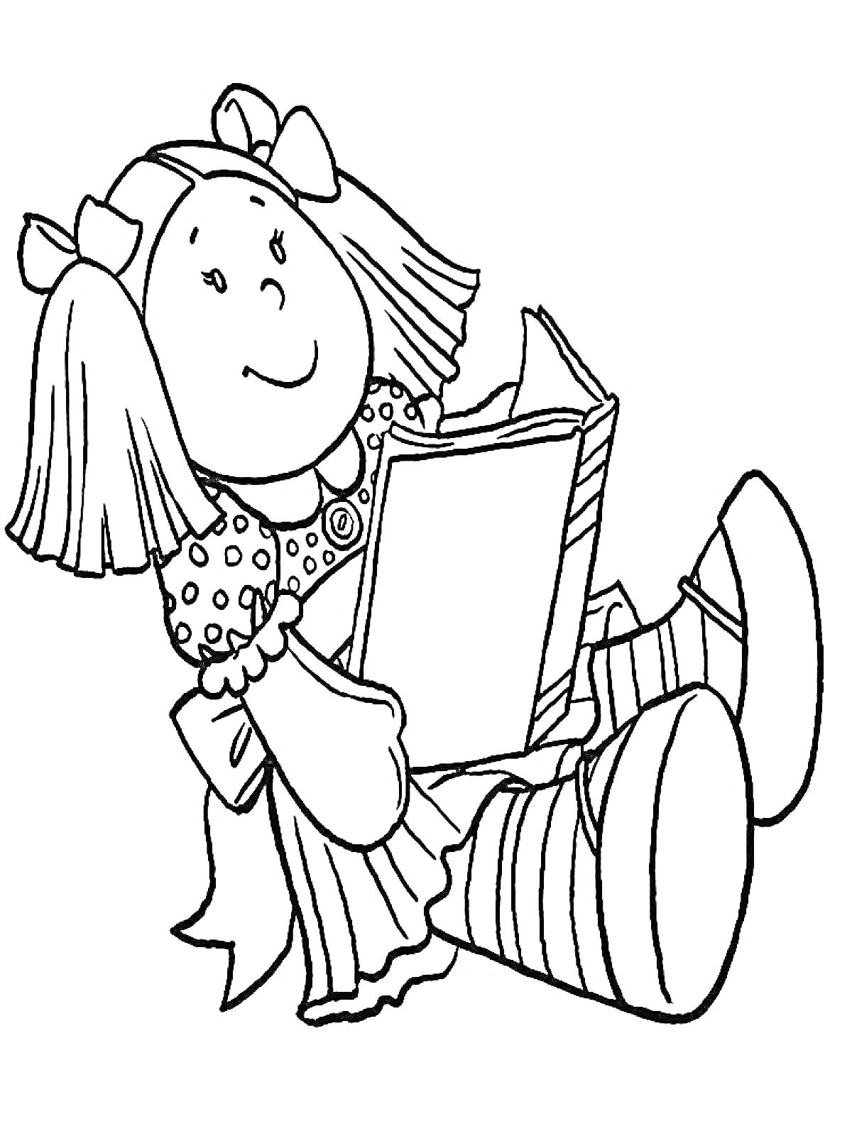 Кукла в платье с бантиками, сидящая и читающая книгу