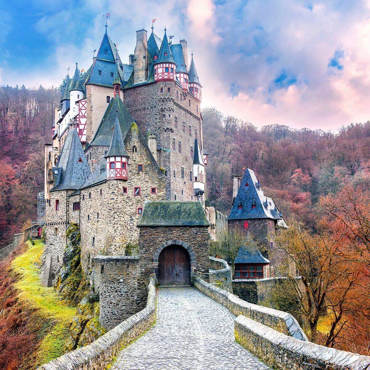 Www zamok. Замок Мероде Германия. Замок Бетлена Румыния. Замок Эльц осенью. Замок Эльц Эстетика.