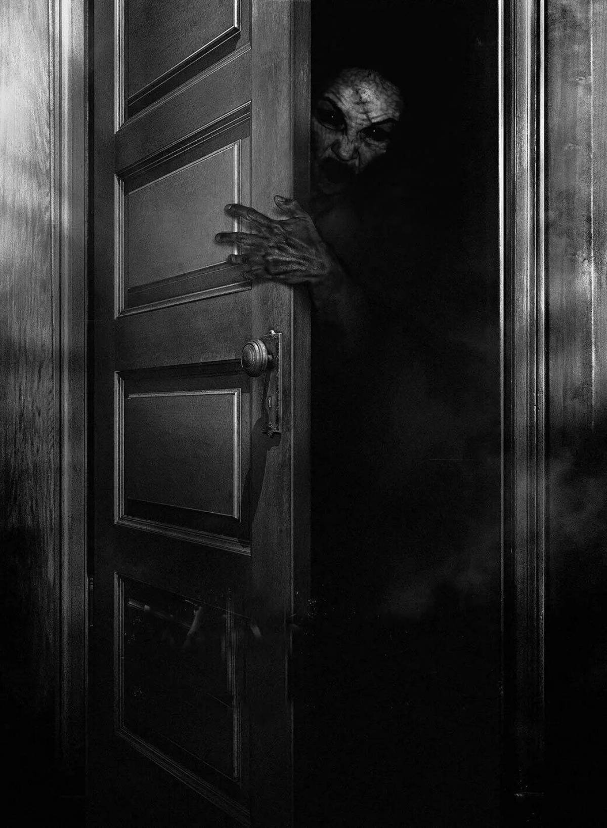 Приснилась дверь в квартиру. Страшная дверь. Страшное существо за дверью.