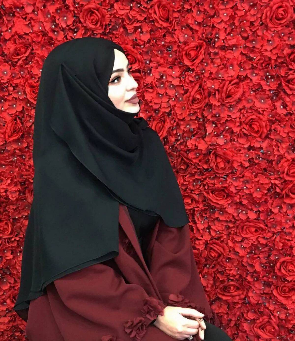 Девушки мусульманки в хиджабе. Салихат Касумова в хиджабе 2020. Чеченки никаб. Красный хиджаб. Красивый хиджаб.