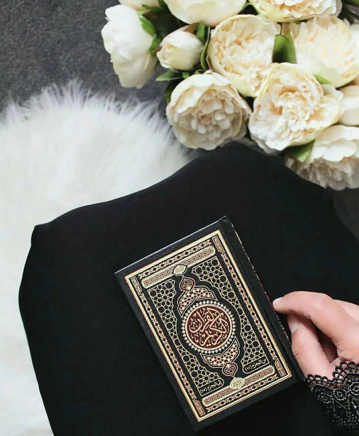 Красивая коран mp3. Мусхаф Мекка. Къуран Мекка. Мусульманка и Коран. Красивый Коран.