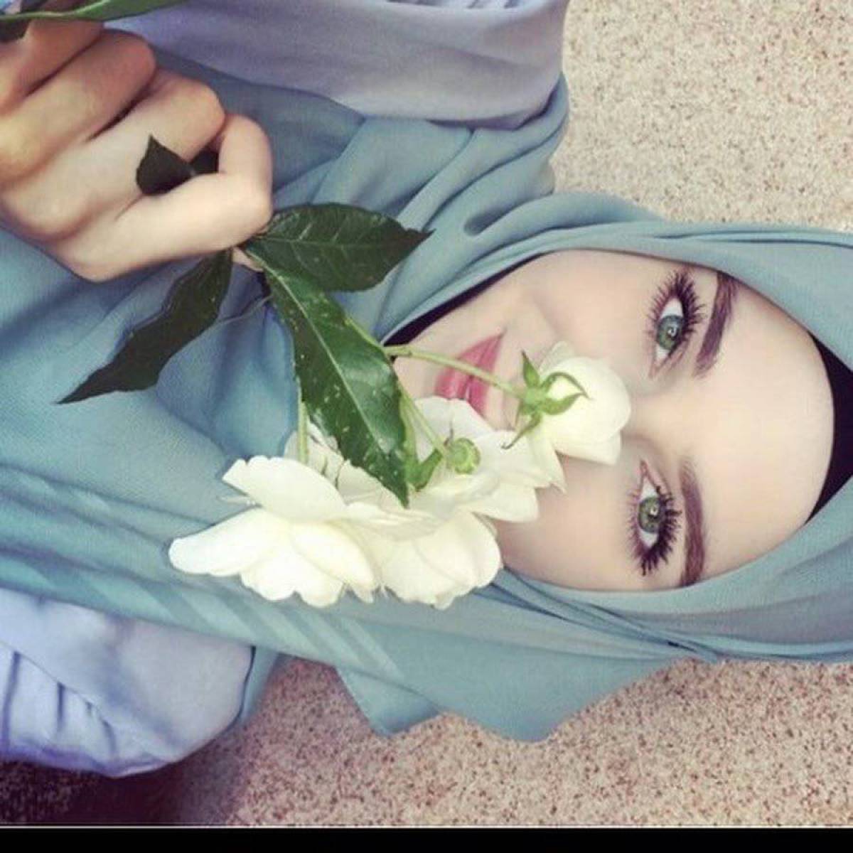 Девушки мусульманки в хиджабе. Сальма Галаева в хиджабе. Ухтишки Кавказа. Ухтишки Дагестана. Девушка в хиджабе с цветами.