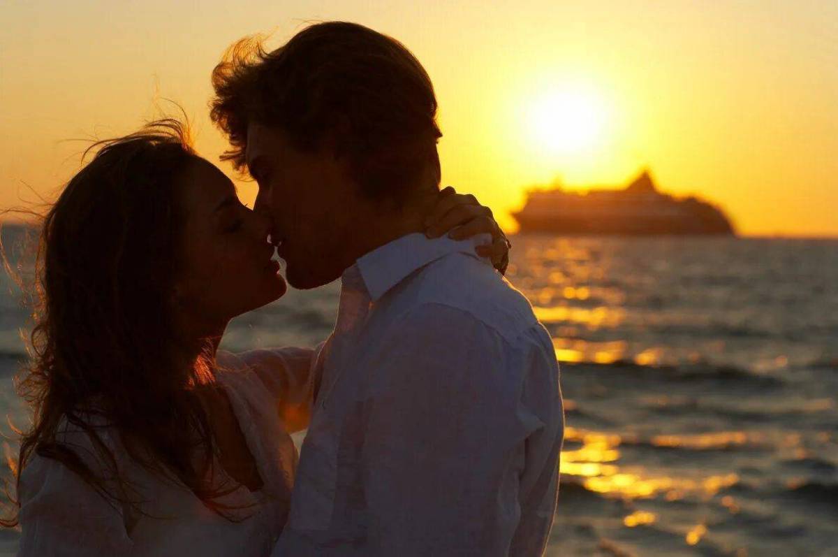 Более романтично. Поцелуй на закате. Романтичные картинки. Счастливые влюбленные. Мужчина и женщина романтика.