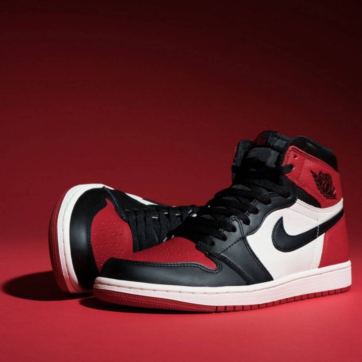 Nike jordan кроссовки. Nike Air Jordan 1 bred Toe. Найк Air Jordan. Nike Air Jordan 1 Retro High bred Toe. Nike ar Jordan 1.