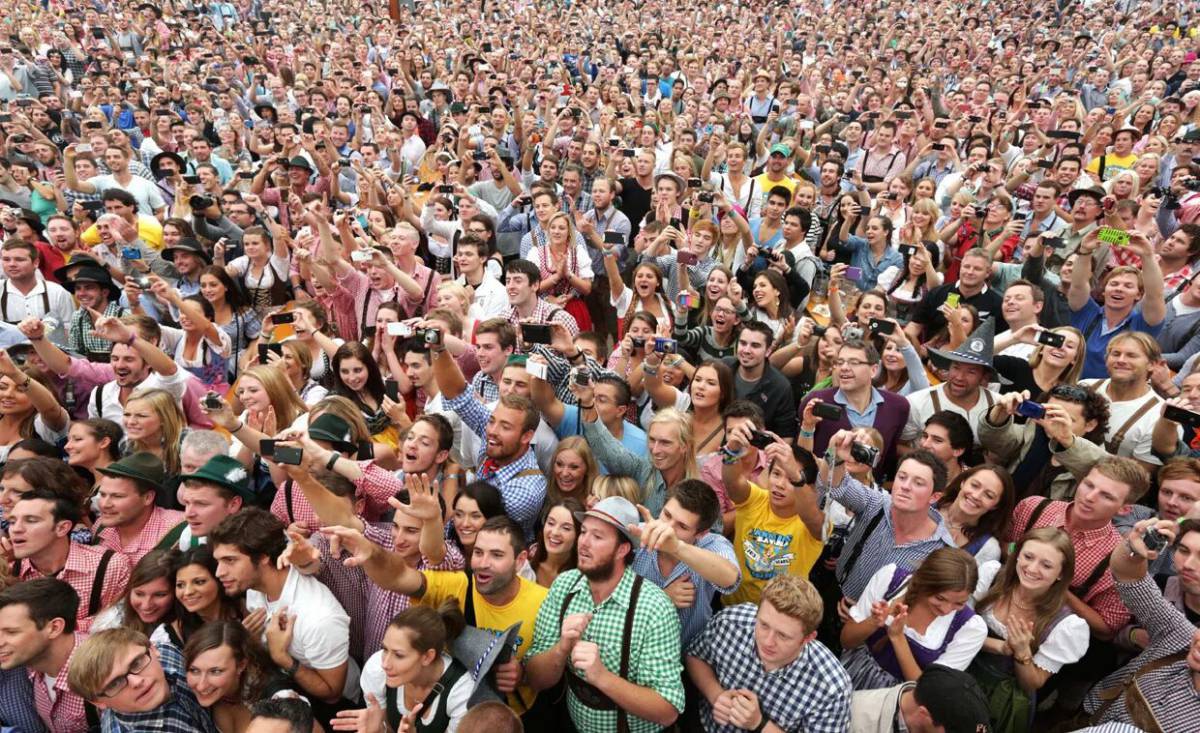 Сообщество народа. Умная толпа Рейнгольд. Много людей. Человек толпы. Огромная толпа людей.