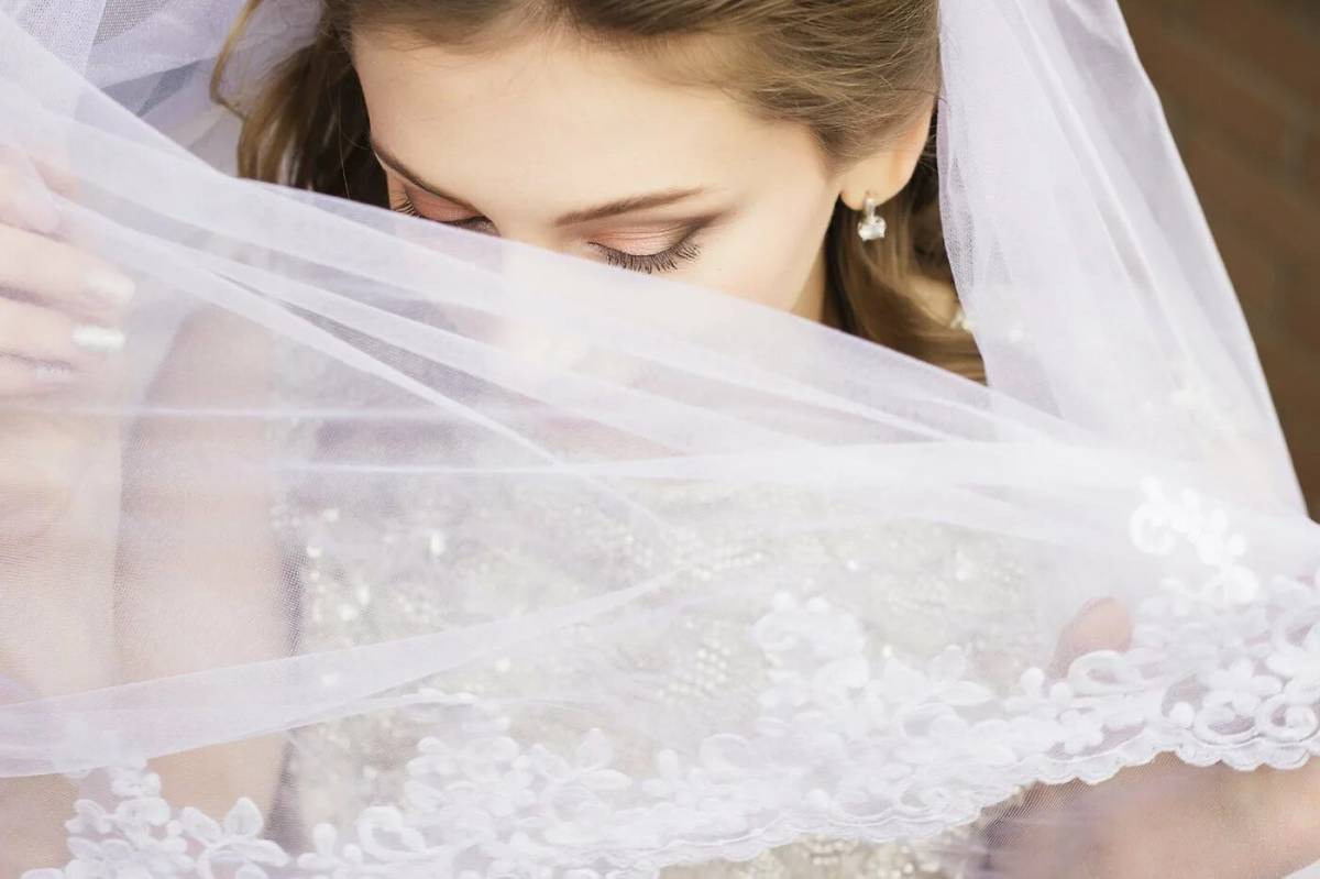 Невеста 18.05 2025. Фата 2025. красивая невеста. свадебные платья с фатой. девушка в свадебном платье.