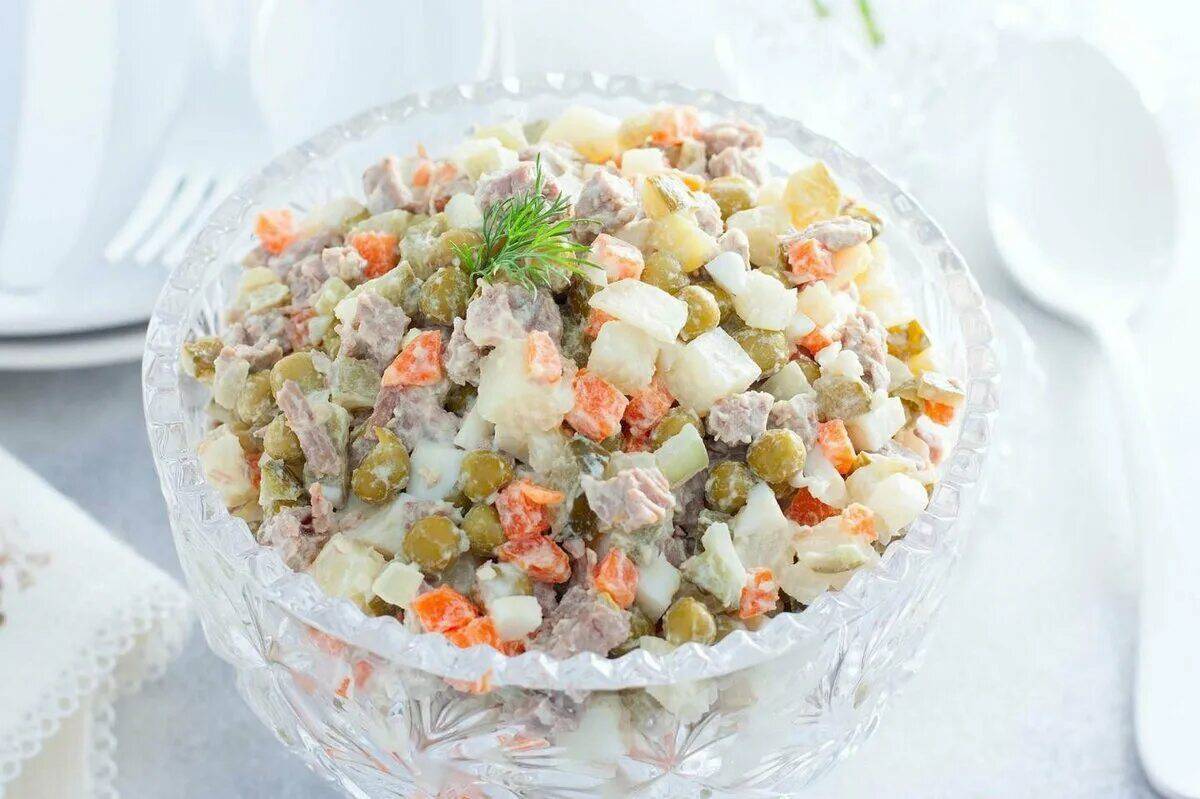 Оливье вкусный рецепт. Оливье Лафэй. Салават Оливье. Оливье в салатнице. Оливье с говядиной.