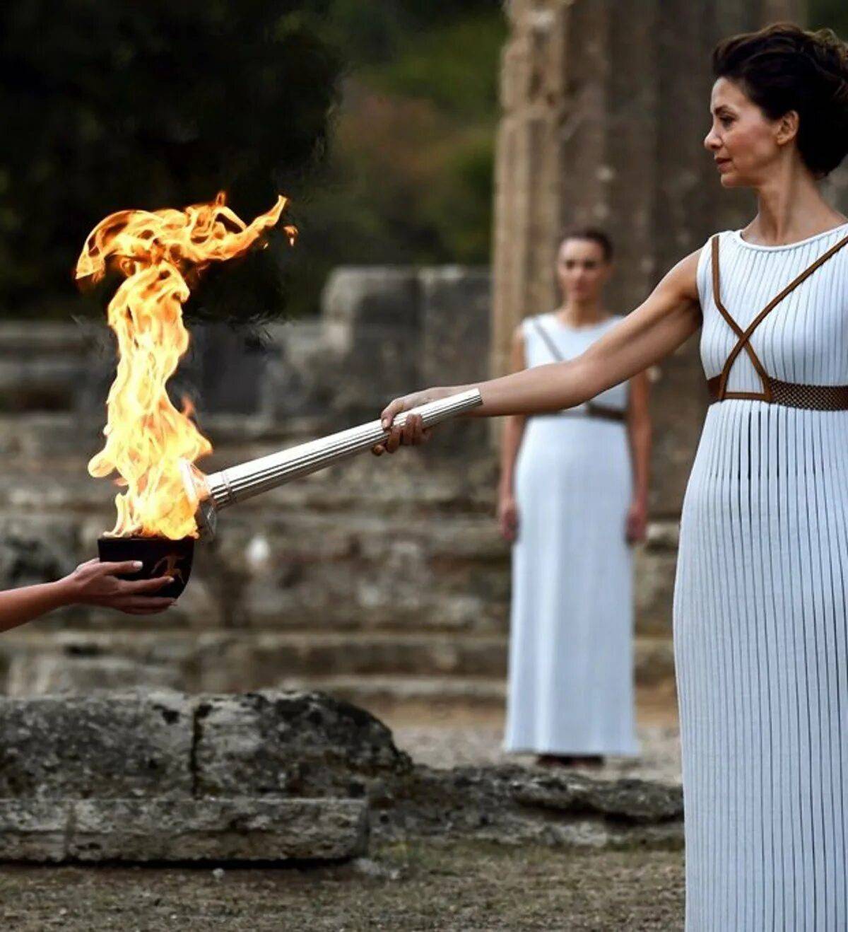 Церемония зажжения олимпийского огня в Олимпии. Олимпийский огонь в Греции. Традиция зажжения олимпийского огня в древней Греции. Олимпийский огонь в древности. Олимпийский огонь современных игр зажигается